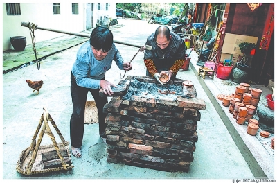 童义章夫妇在家门口铸起炉灶，烧制副榜炉。