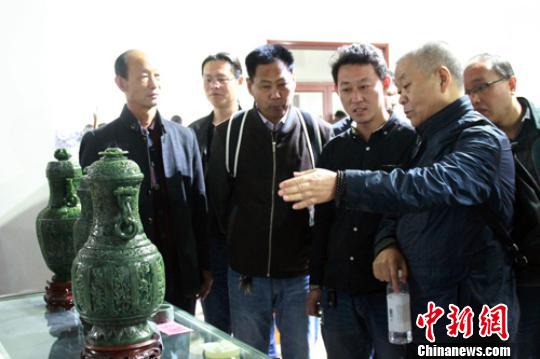 中国工艺美术大师柳朝国(右一)对玉雕作品现场点评。　于俊亮 摄
