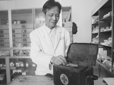 纪华祥整理他的老药箱。