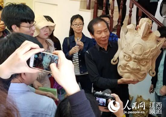 张宜祥向媒体记者展示自己的作品。（吴菁 摄）