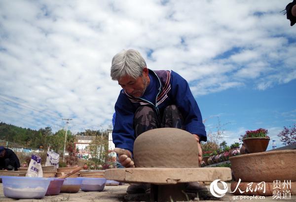 49岁的砂锅匠人黎俊在用古法制作砂锅。龙章榆摄
