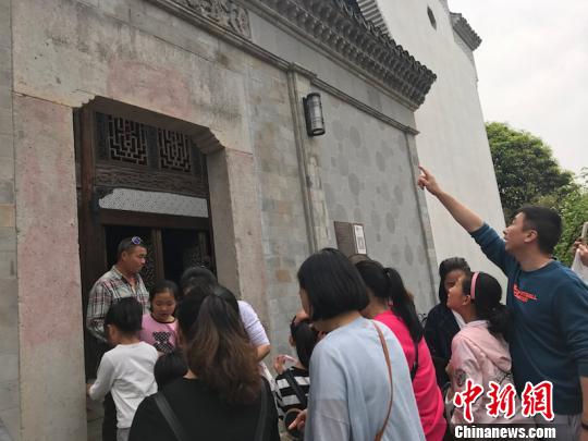 墙上精美的砖雕,让孩子们有点好奇。 奚金燕 摄