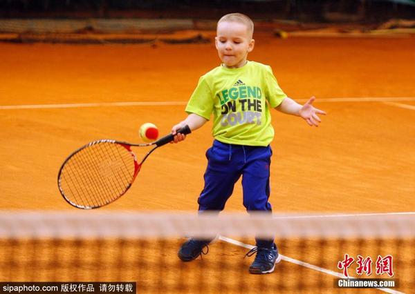 神奇!乌克兰3岁男孩成最年轻网球注册球员