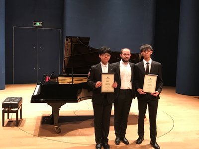 法国巴黎银行“明日之星”余越文（左一）、刘墨艺（右一）与法国著名的钢琴家佛朗索瓦·杜芒（左二）在上海合影