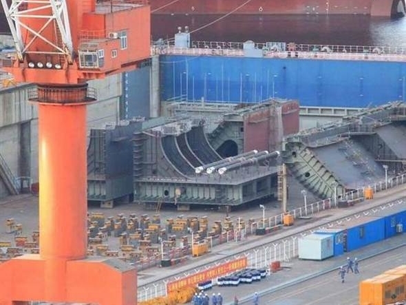 大连造船厂一辑新照片中，在已抽干的船坞里出现的疑似新航母的组件。