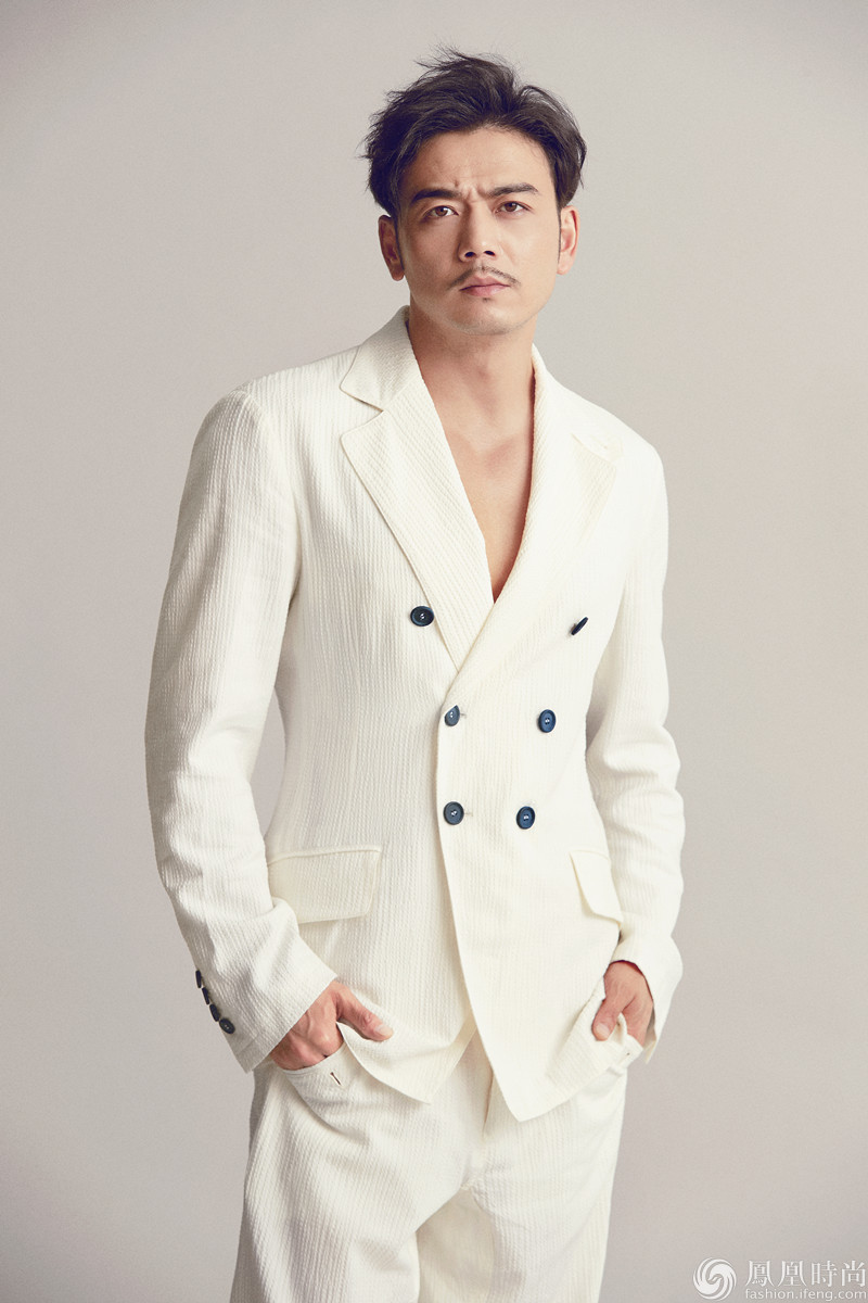 杨烁写真上演"西装杀" 酒窝深情微笑是标配