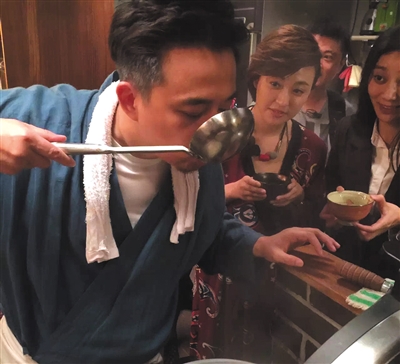 黄磊在拍摄现场给大家熬鲫鱼汤。图片来自艺人微博