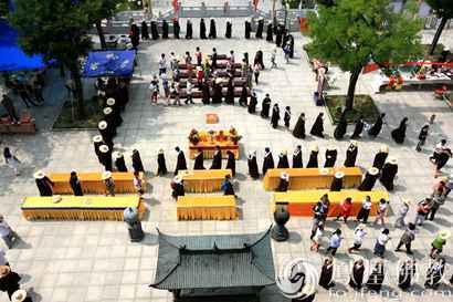 峆寺晒经节向鲁东大学图书馆捐赠《大藏经》