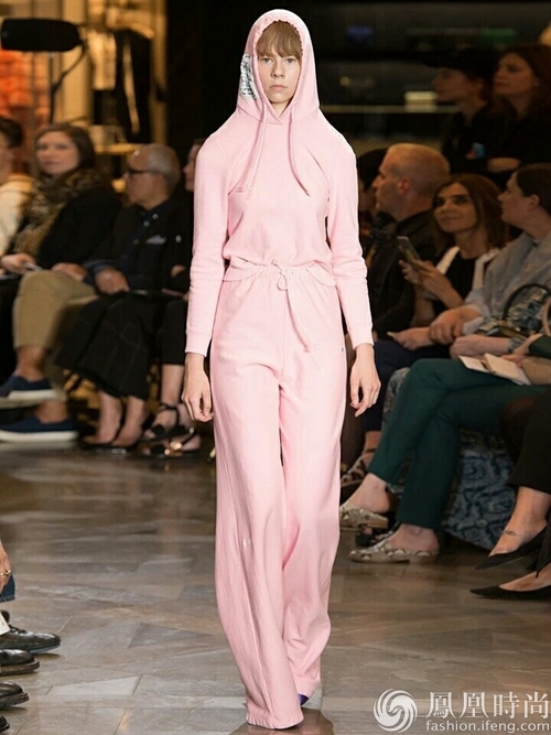 看过那么多女明星街拍 依然只服高圆圆