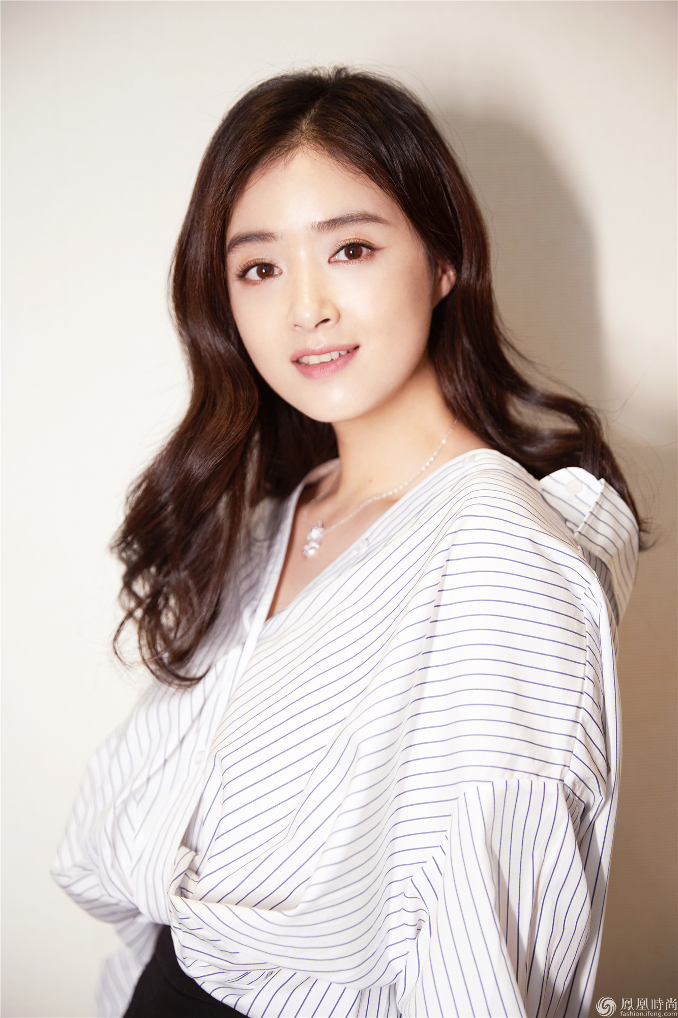 蒋欣清新写真曝光 笑容清雅眼神恬淡女神范十足