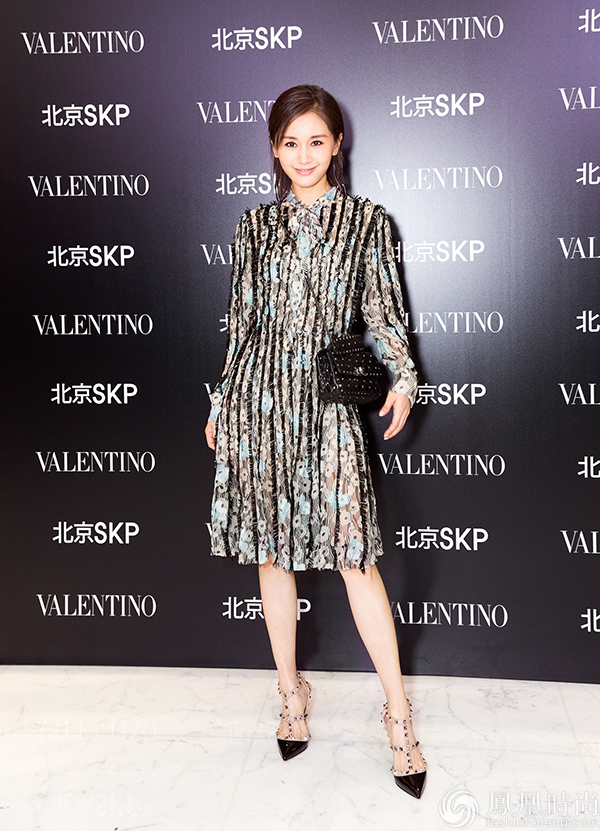 快讯  2017年8月9日,王子文亮相valentino新店开幕活动,以一身
