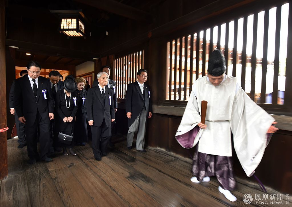 日本国会议员参拜靖国神社