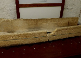 熊孩子爬进棺材中拍照 英国800年石棺断成两截