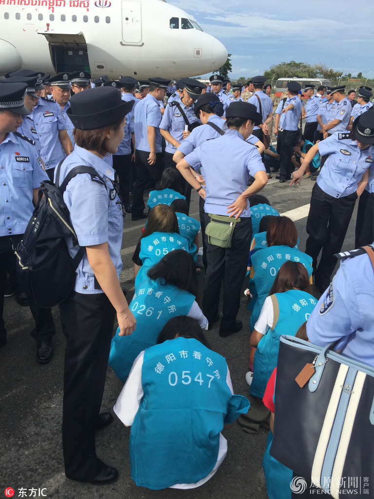 四川警察包机押解122名嫌疑人回国