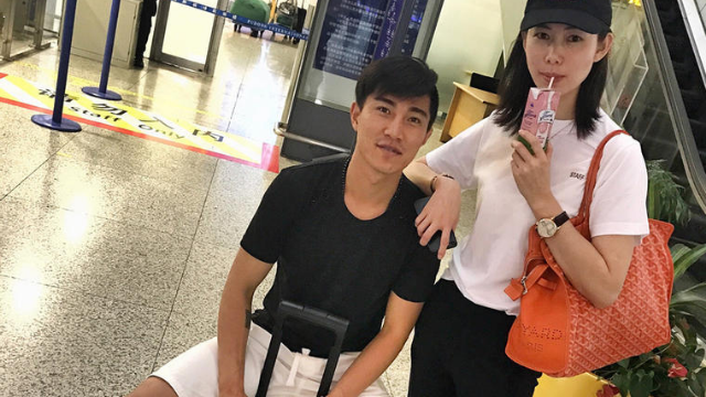 申花两悍将携妻度假 孙世林秀六块腹肌