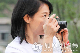 刘若英穿白T恤长城拍照 透露“北京是让我自在的城市”