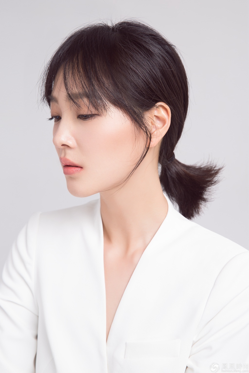 何杜娟白衣质感写真大片曝光 慵懒魅惑演绎双面style