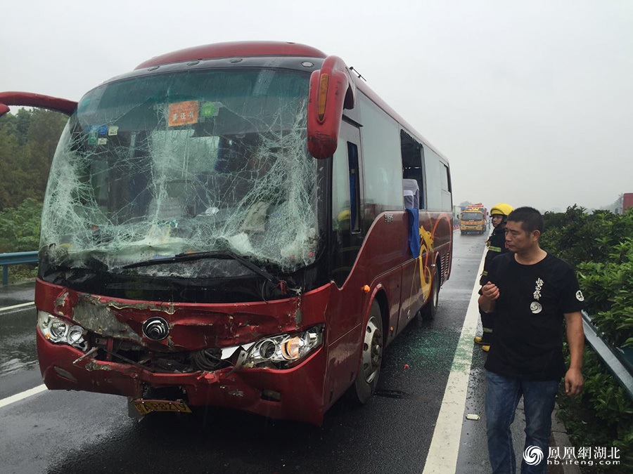 9月19日沪蓉高速武汉段客车追尾 10余名乘客受伤被困