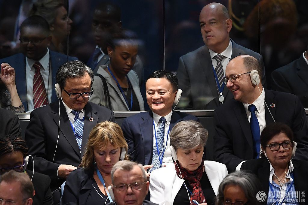 马云在联合国大会上玩自拍
