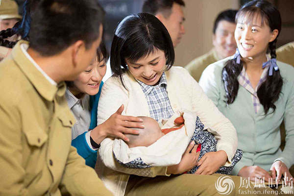 《花儿与远方》蒋雯丽操场生产 孩子取名国庆