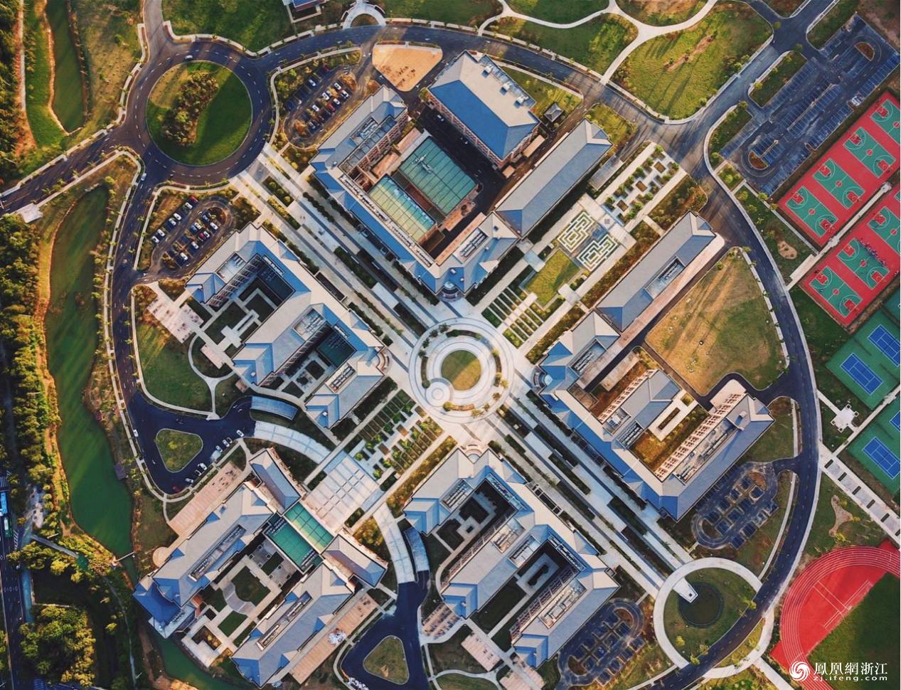 浙江工业大学屏峰校区的新校区1-A区块金寅摄 据了解,1-A区块自今年5月落成,五幢大楼总建筑面积12万平方米,在建筑风格上延续了屏峰校区“新古典、工大红”的特色。其中,机械工程学院、信息工程学院、计算机科学与技术学院、建筑工程学院和艺术学院等五个学院将入驻新校区。9月起,五个学院将陆续牵至新校区并陆续投入使用。 杭州高校美景各具特色,或饱含人文底蕴,或寄情山水之间。恰逢金秋之际,良辰美景,错过莫不可惜?囿于方圆,不如投身山水人文,感受自然魅力。书墨之间,别有韵味,杭城金秋,岂能