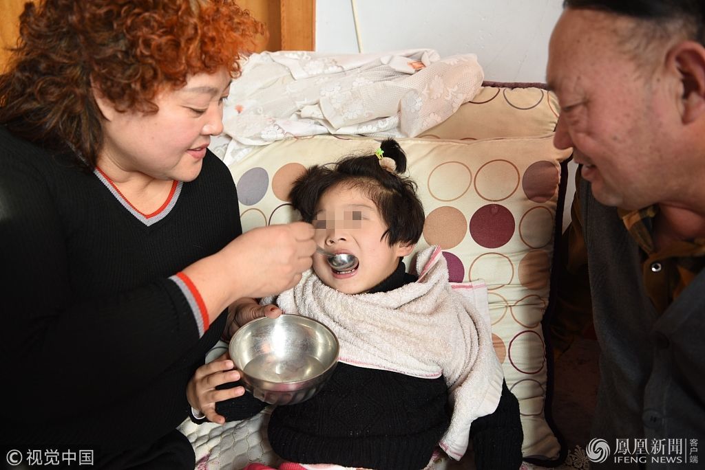 女童患脑瘫遭遗弃 六旬养父母花40万救养女
