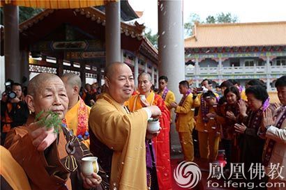 本焕长老舍利在梅州永久安奉 现场数千名信众瞻礼