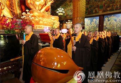 深圳弘法寺喜迎新年 印顺大和尚敲响新年钟声