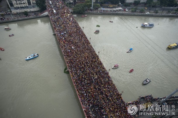 菲律宾350万人争摸神像 酿1死800伤