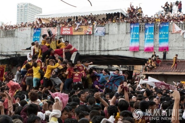 菲律宾350万人争摸神像 酿1死800伤