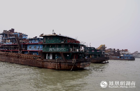1月18日,在东洞庭湖岳阳县水域六门闸工程船舶集中停靠点,一排排结构