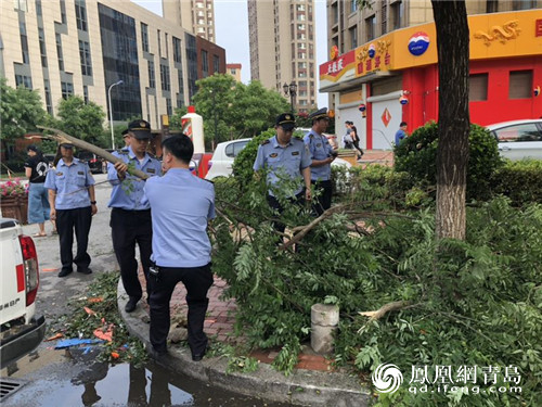 青岛城管执法部门开展防汛抢险救灾 保障市民生命财产安全