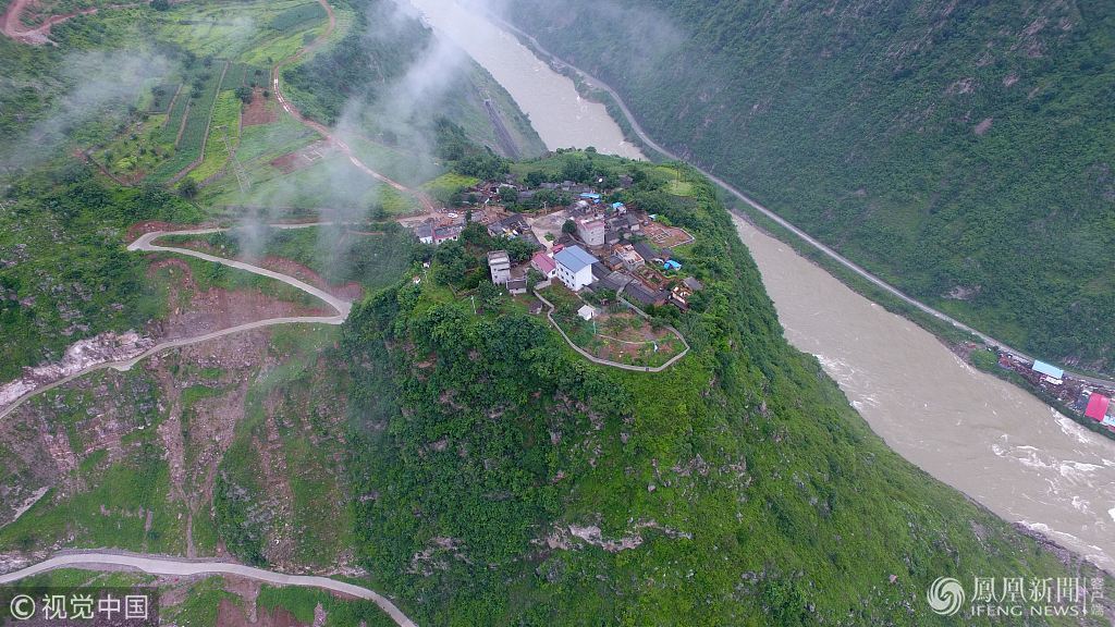 四川大凉山村寨 云雾缭绕