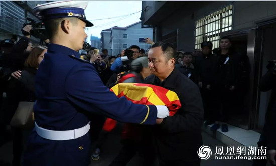 消防烈士刘磊魂归故里沿途群众自发为其送行