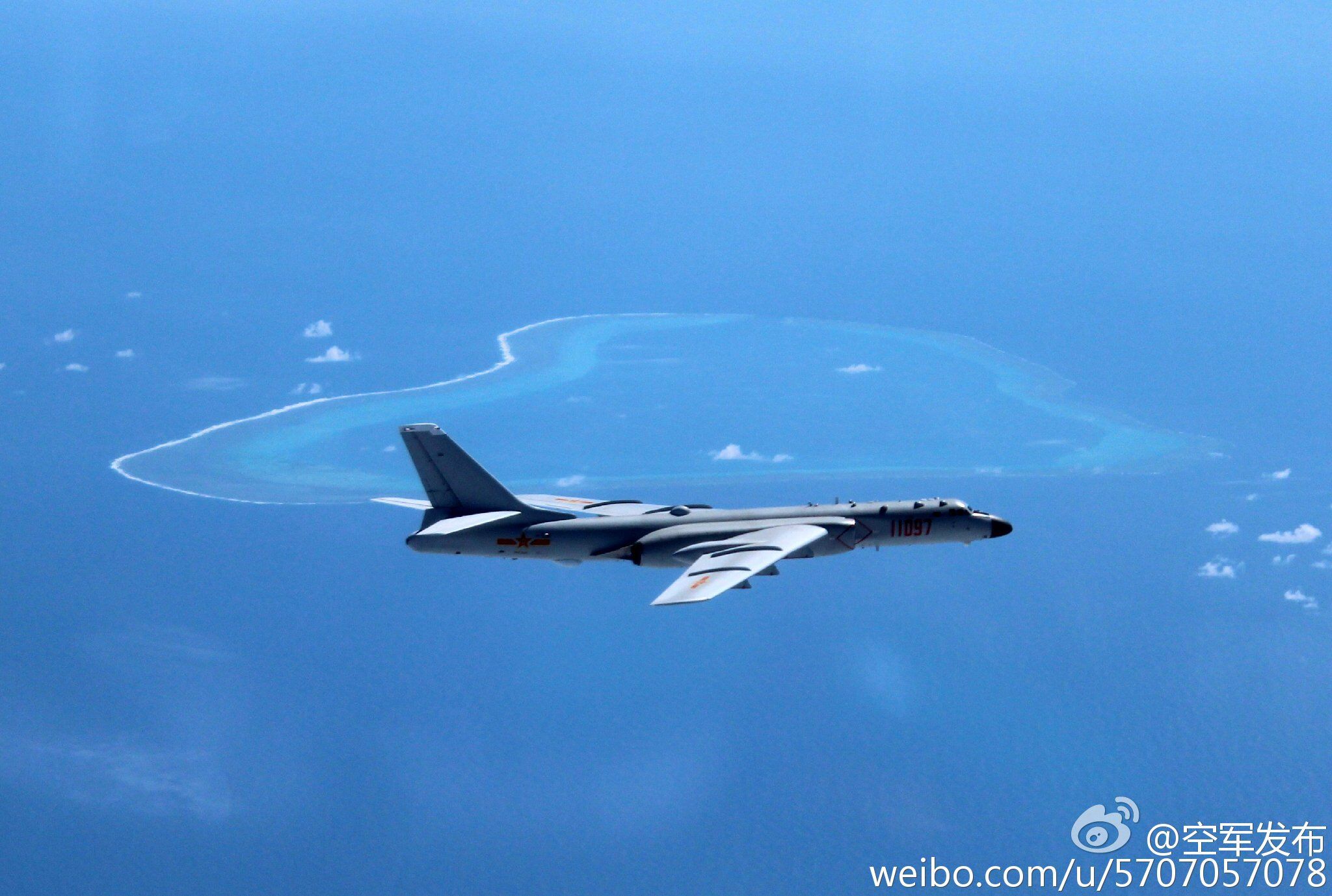 中国空军首次曝光轰-6K巡航黄岩岛高清照片(组图)
