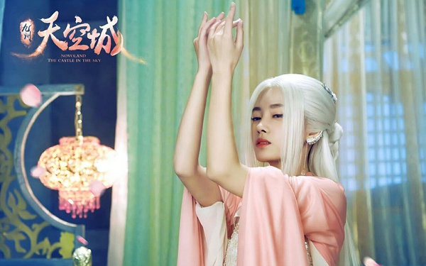 白发套蓝美瞳的造型 蕴含着种族主义和文化不