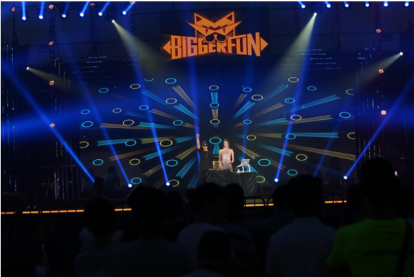 音乐人尊华化身MC助阵超模电音狂欢夜|狂欢节