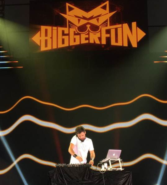 音乐人尊华化身MC助阵超模电音狂欢夜|狂欢节