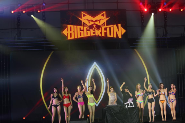 音乐人尊华化身MC助阵超模电音狂欢夜|狂欢节