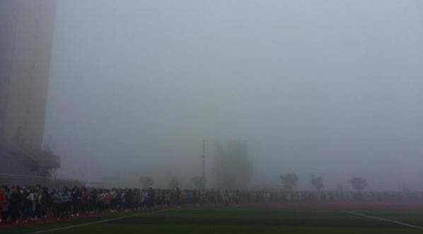 河南一高专要求学生雾霾天晨跑，校方：不影响