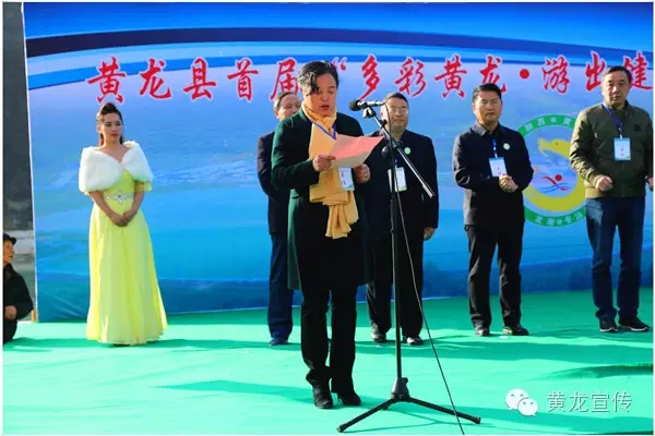 四季游 黄龙凌寒腾热浪 冬泳赛 百余健将战龙湖