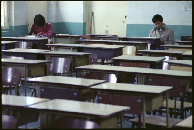 八十年代的中学生，谈个恋爱还要隔好几张课桌