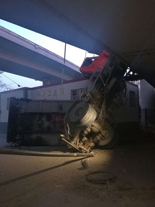 郑州一大货车从立交桥坠落 砸到公厕上
