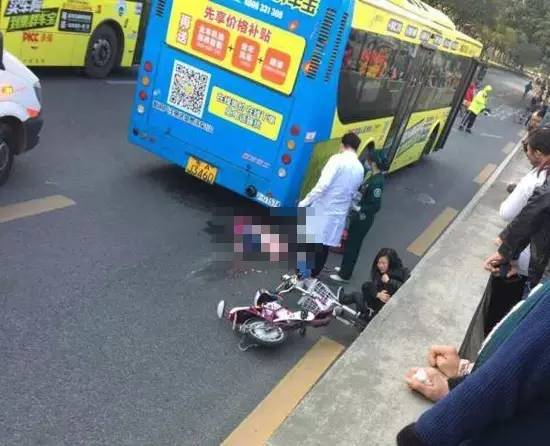 广州8岁女孩从电动车后座摔下，遭公交碾过当场身亡