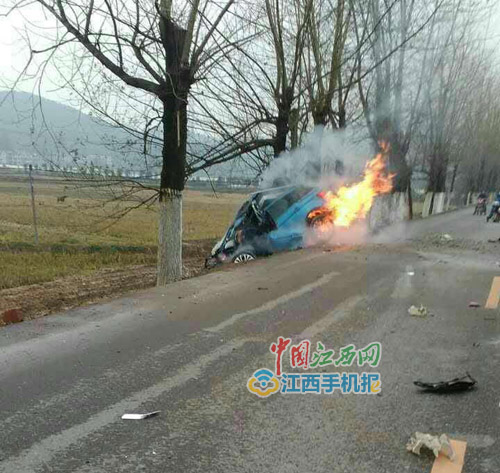 江西一村民驾越野车撞村支书 逃逸时撞货车被焚身亡