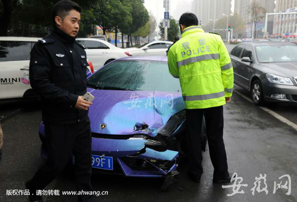 安徽：兰博基尼跑车被扔街头 出事故后司机就跑了