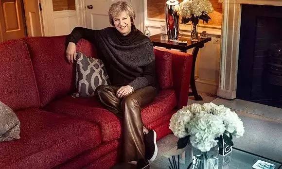 英国首相陷“皮裤门”：女政要们到底该怎么穿？