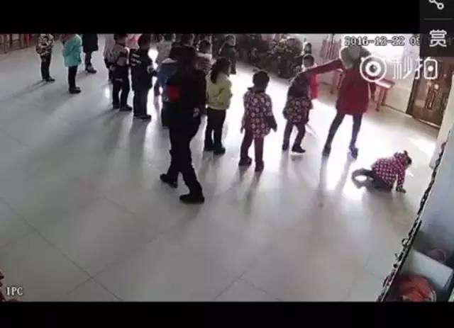 气愤！安徽一幼儿园老师虐打2女童，脚踢扇耳光
