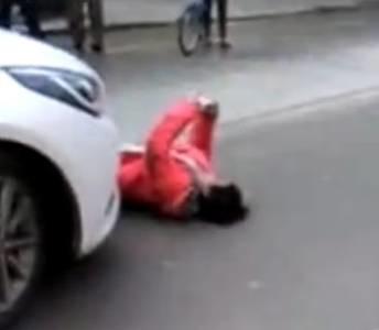 网友拍到湖南永州一女子在马路上溜达着碰瓷