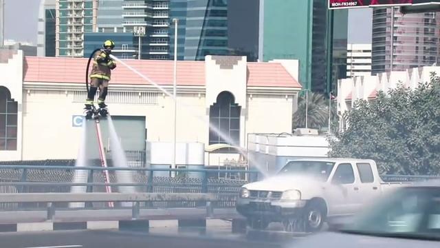 壕就是壕！迪拜消防员用喷气飞行背包来灭火